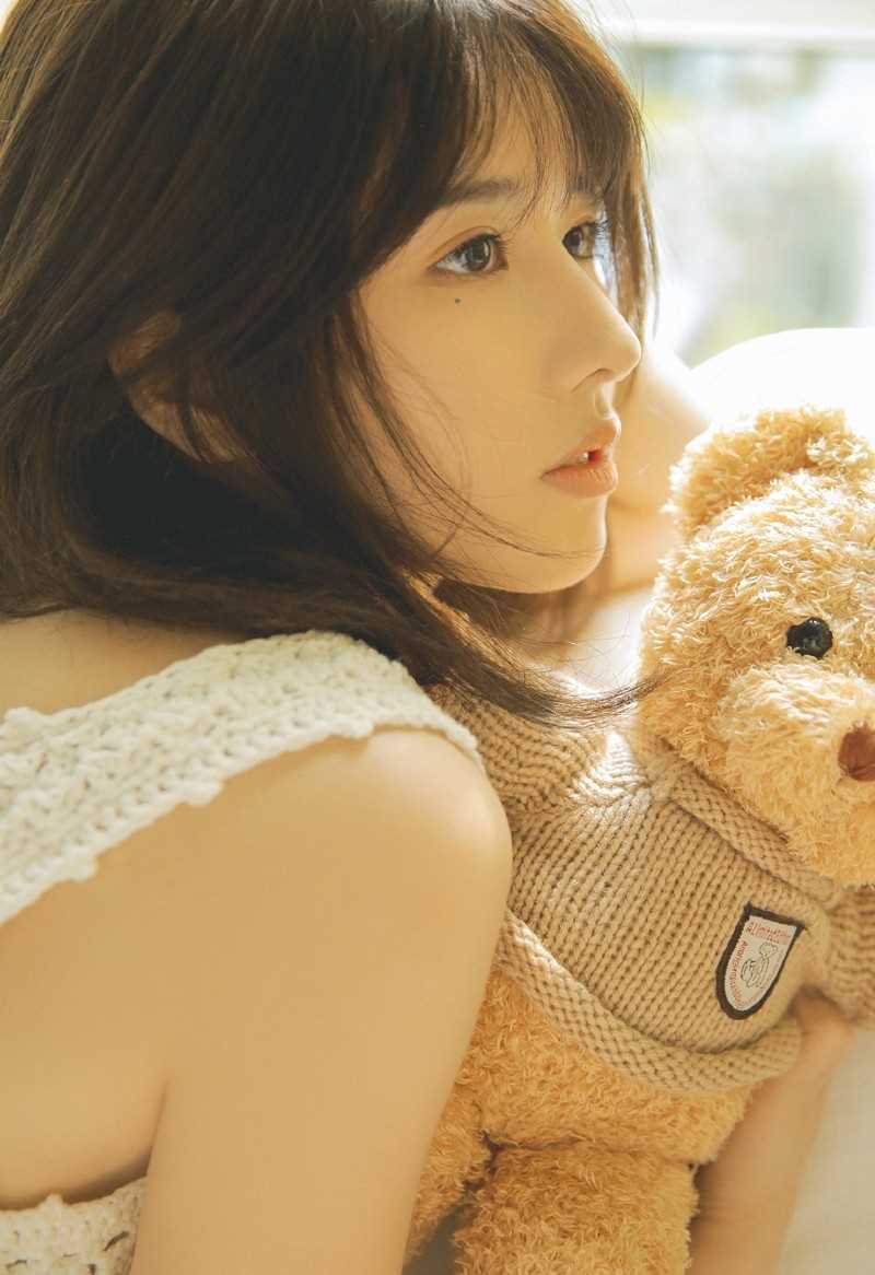 优质氧气美女飘逸长发露齿甜笑气质清纯居家图片相册