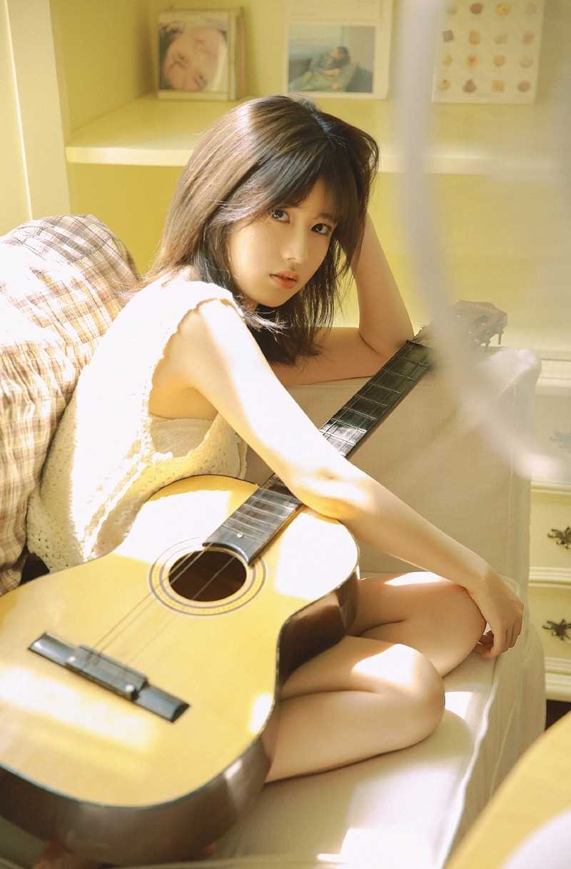 优质氧气美女飘逸长发露齿甜笑气质清纯居家图片相册