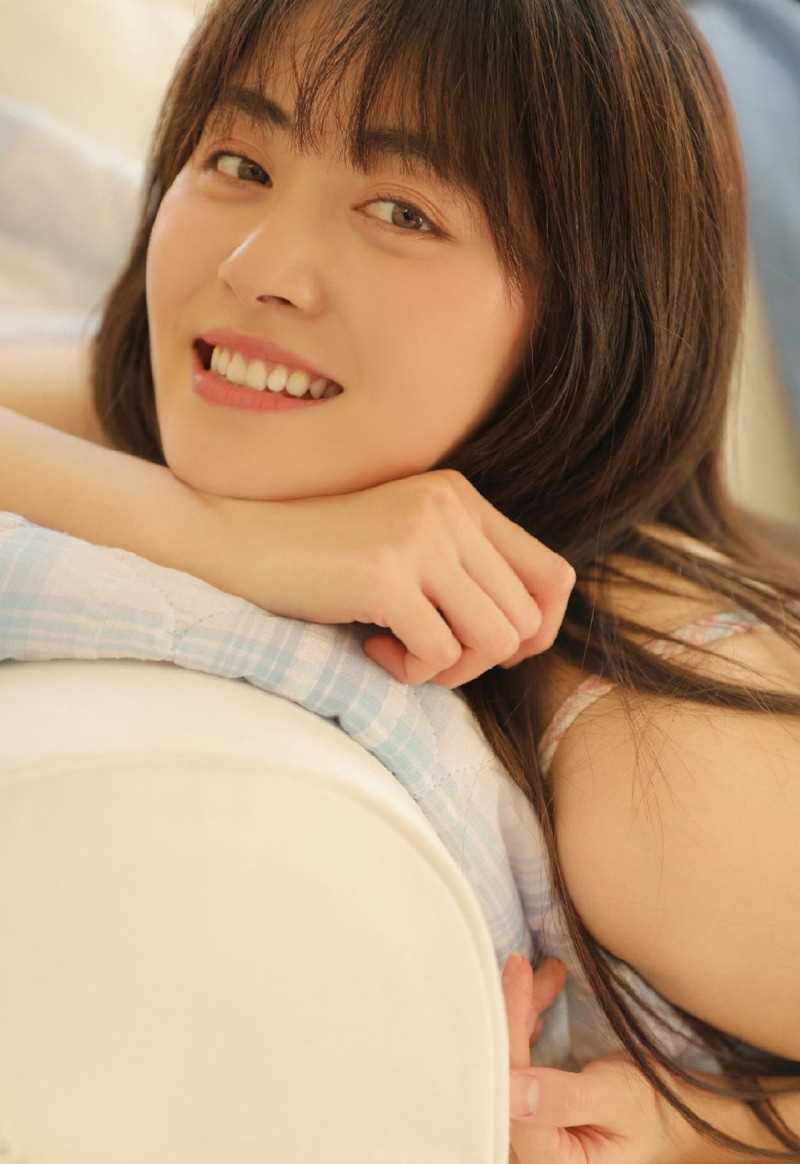 最新长裙美女格子裙清纯可爱萌妹子床上私房壁纸