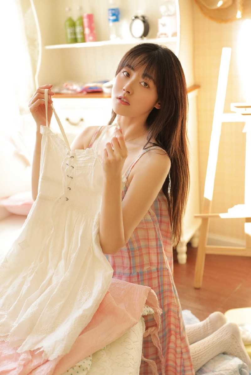 最新长裙美女格子裙清纯可爱萌妹子床上私房壁纸