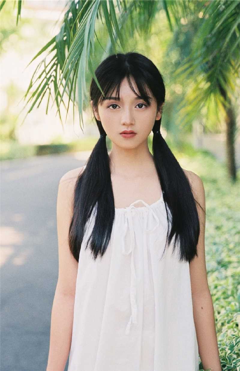 最全日系清纯美少女吊带长裙户外迷人图片相册