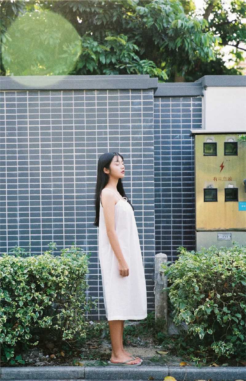 最全日系清纯美少女吊带长裙户外迷人图片相册