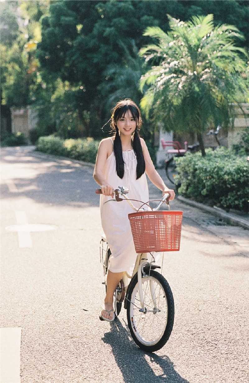 最全日系清纯美少女吊带长裙户外迷人图片相册