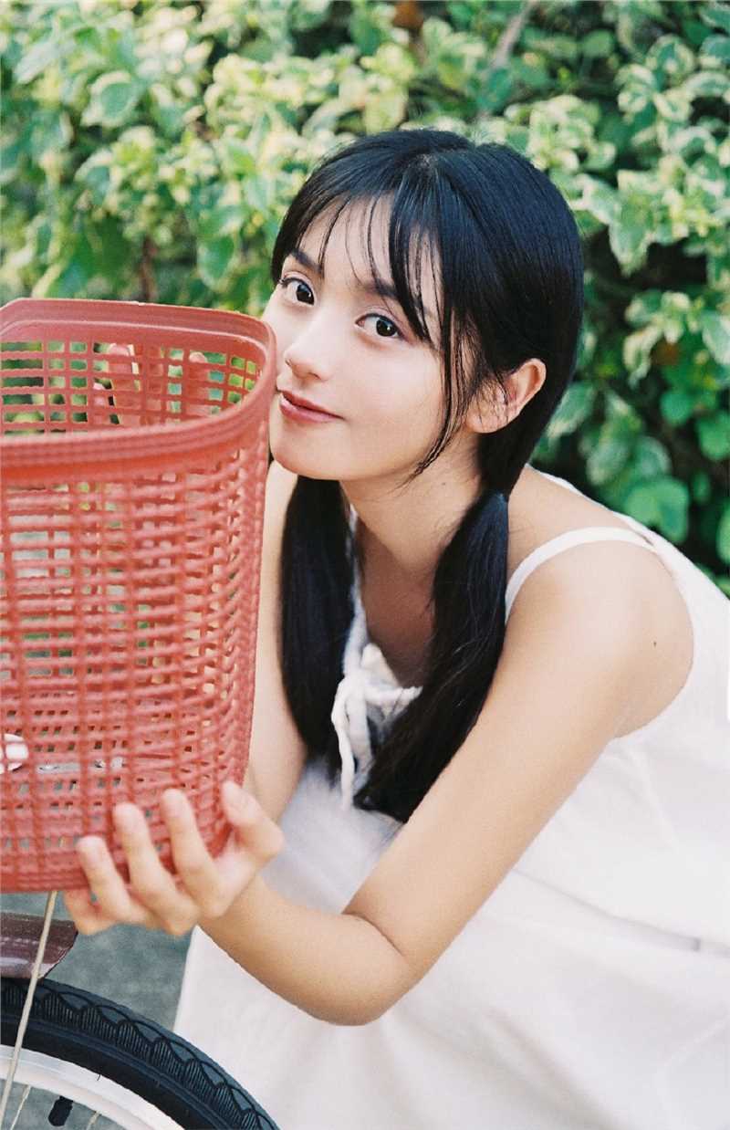 最全日系清纯美少女吊带长裙户外迷人图片相册