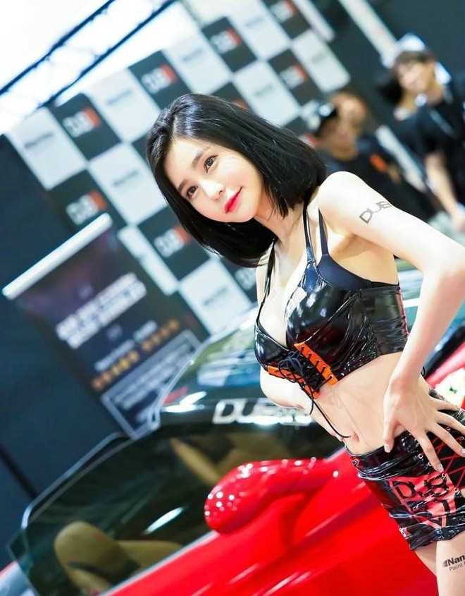 韩国气质短发车模美女内衣性感细腰大长腿