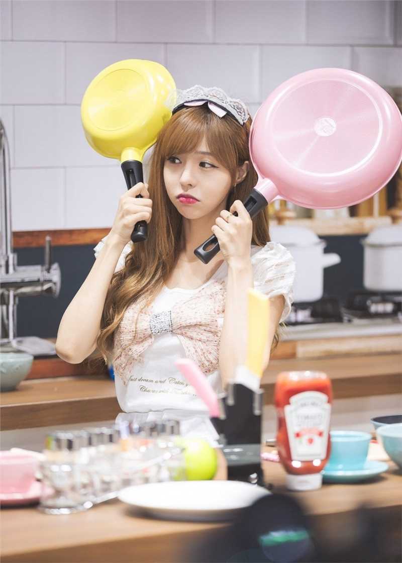 精选性感车模美女小露蛮腰妖娆制服短裙清纯可人图册