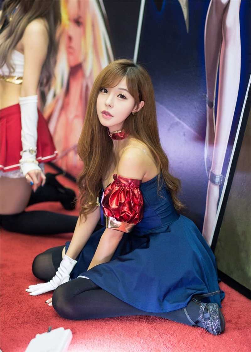 精选性感车模美女小露蛮腰妖娆制服短裙清纯可人图册