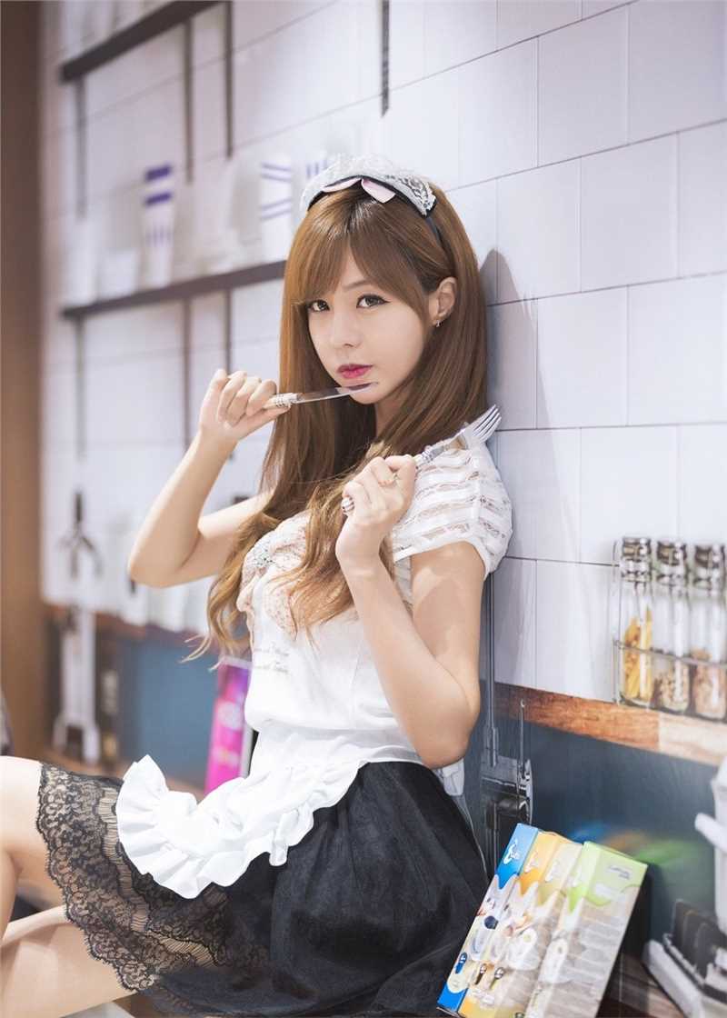 精选性感车模美女小露蛮腰妖娆制服短裙清纯可人图册