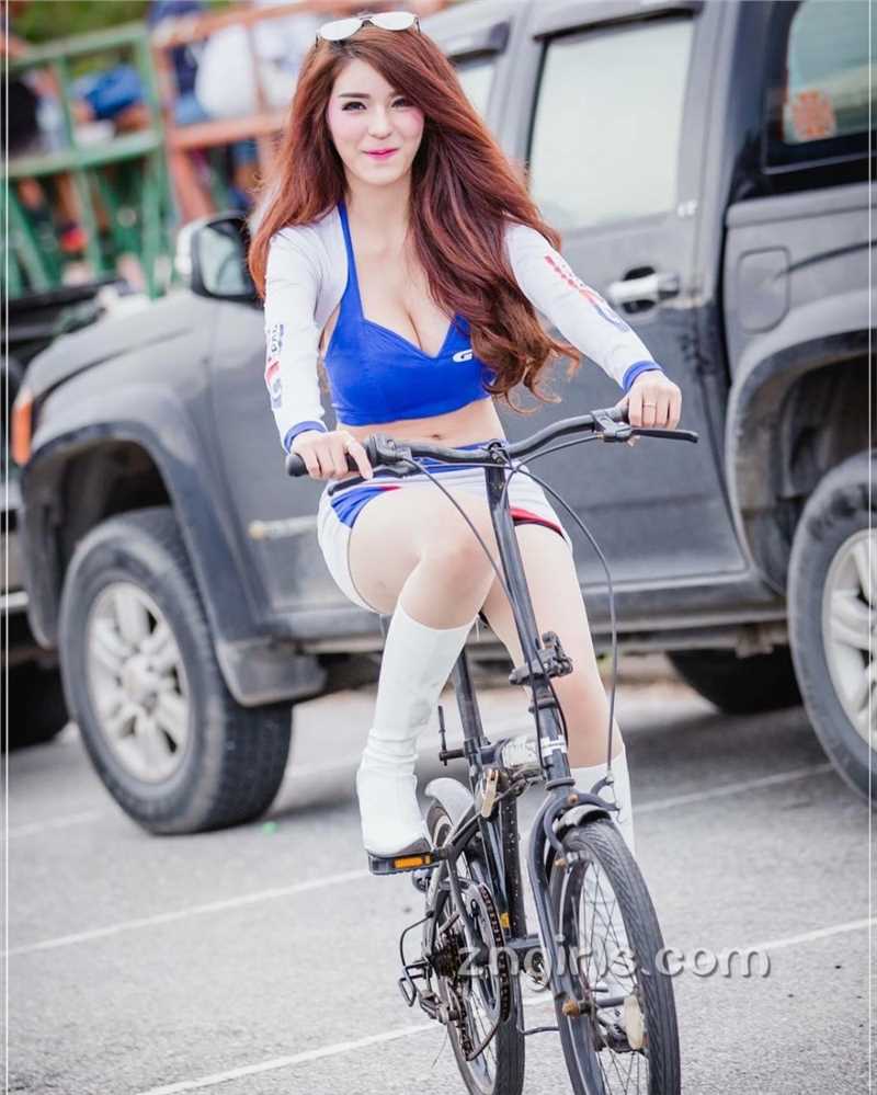 精选泰国美女车模Janet车展性感迷人图册