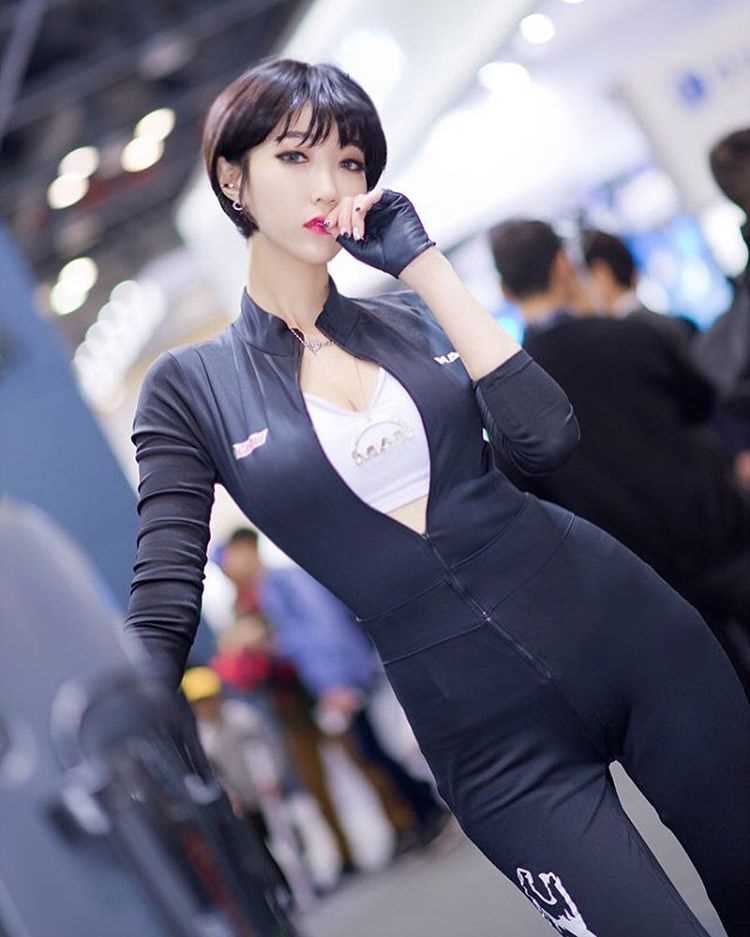 精选短发车模柳智雅制服短裙大长腿迷人图册