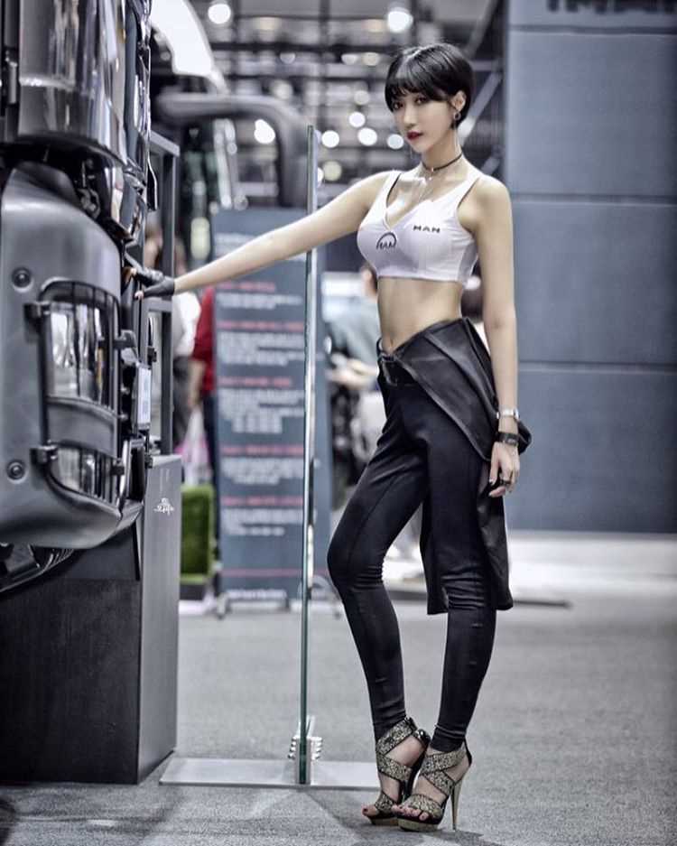 精选短发车模柳智雅制服短裙大长腿迷人图册