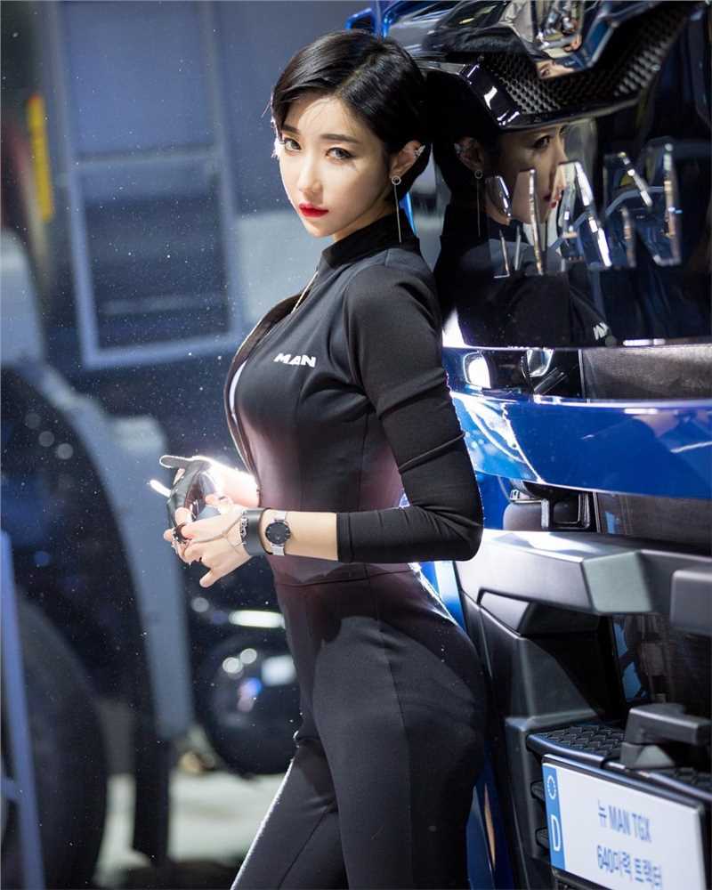 精选短发车模柳智雅制服短裙大长腿迷人图册