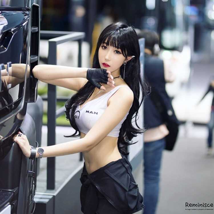 精选短发车模柳智雅制服短裙大长腿迷人图册