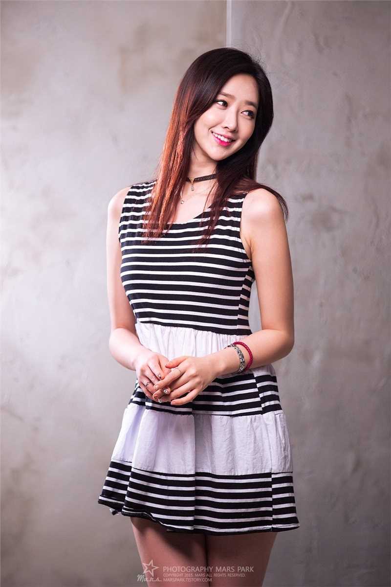 优质韩国车模申海莉车展甜美迷人图片