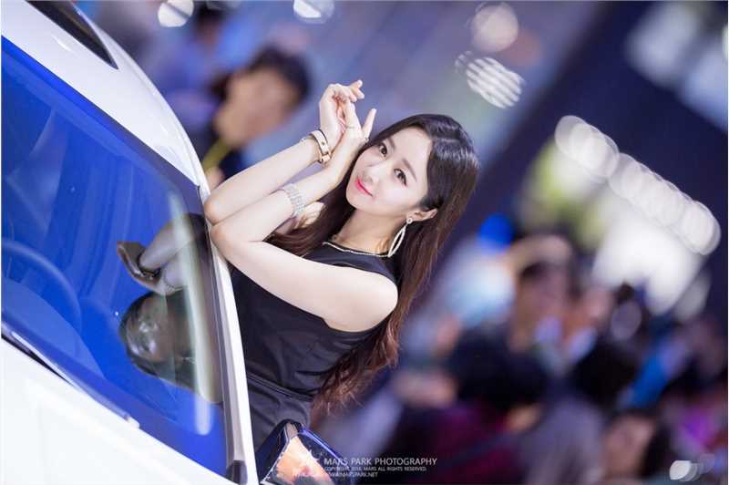 优质韩国车模申海莉车展甜美迷人图片