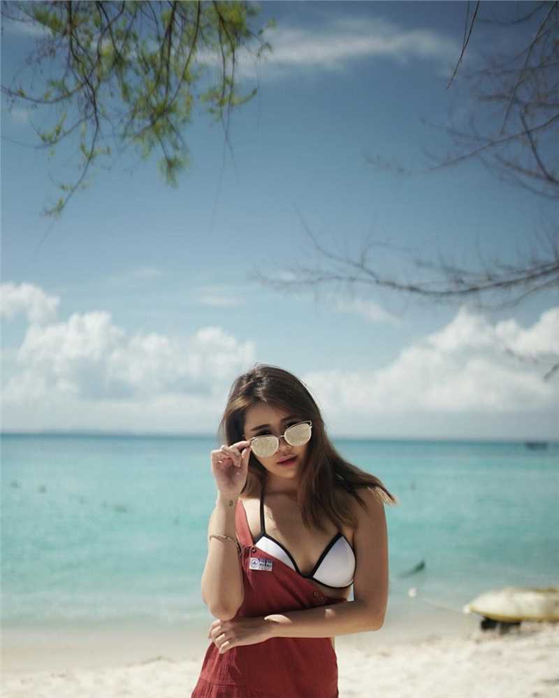 最新新加坡车模Aylna泳衣私房照秀美好身材壁纸