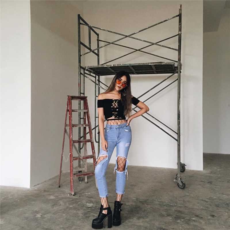 最新新加坡车模Aylna泳衣私房照秀美好身材壁纸