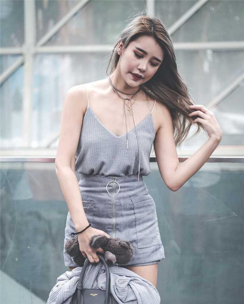 最新新加坡车模Aylna泳衣私房照秀美好身材壁纸