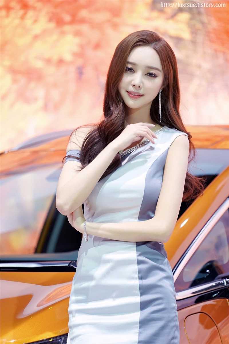 韩国美女车模郑恩惠车展笑容迷人