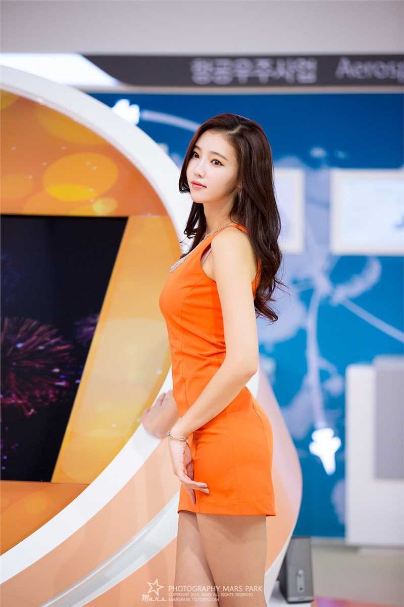 韩国美女车模金宝拉短裙迷人