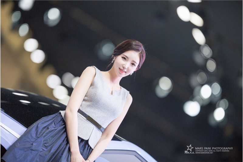 韩国美女车模金宝拉短裙迷人