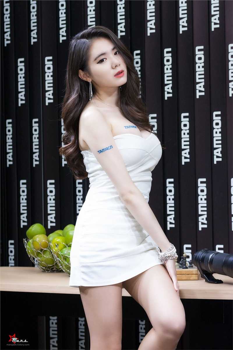 高清韩国车模闵侑琳抹胸短裙酥胸诱惑图集
