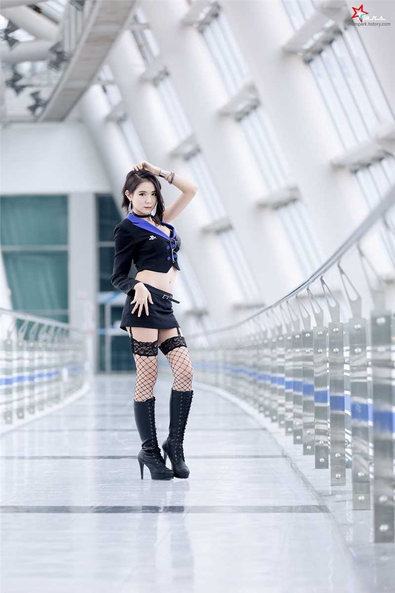 高清韩国车模闵侑琳抹胸短裙酥胸诱惑图集