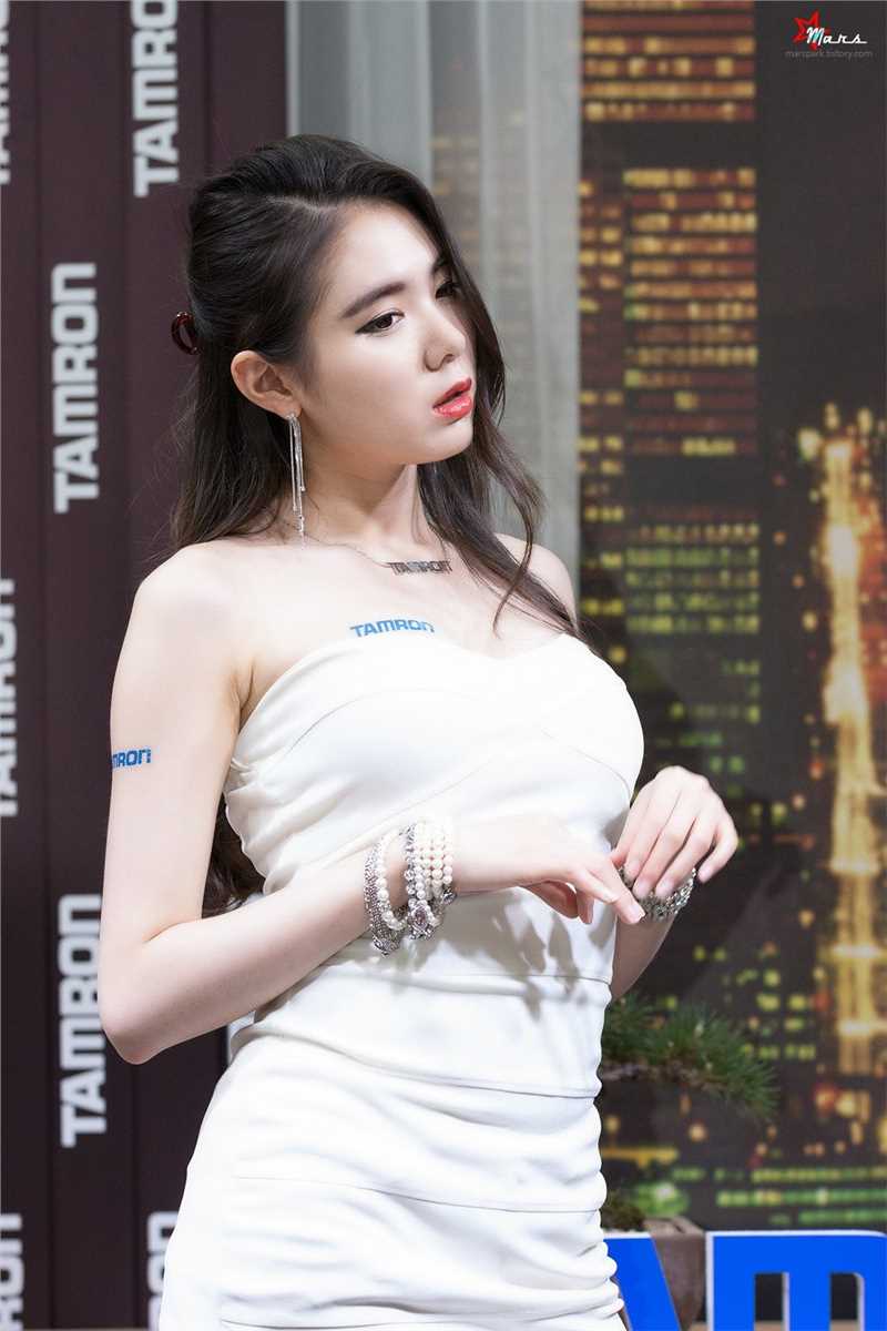 高清韩国车模闵侑琳抹胸短裙酥胸诱惑图集