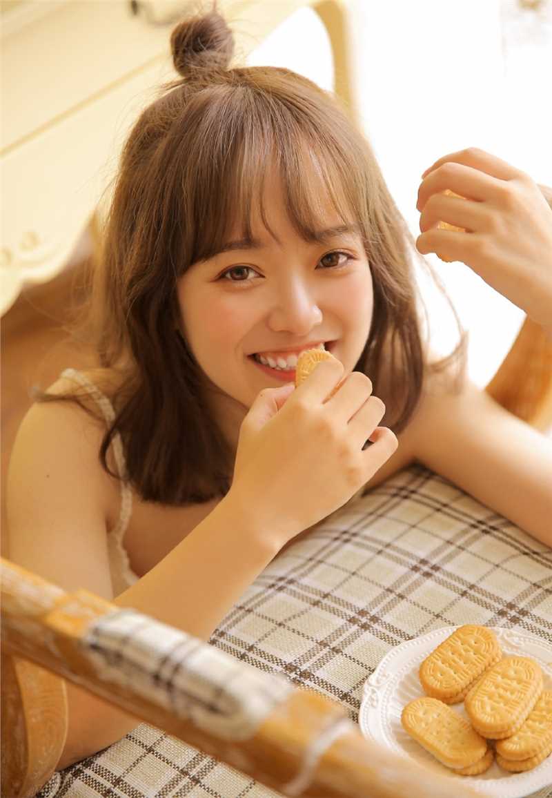 甜美女孩娇羞可人明眸皓齿的长相诱人美女裸图