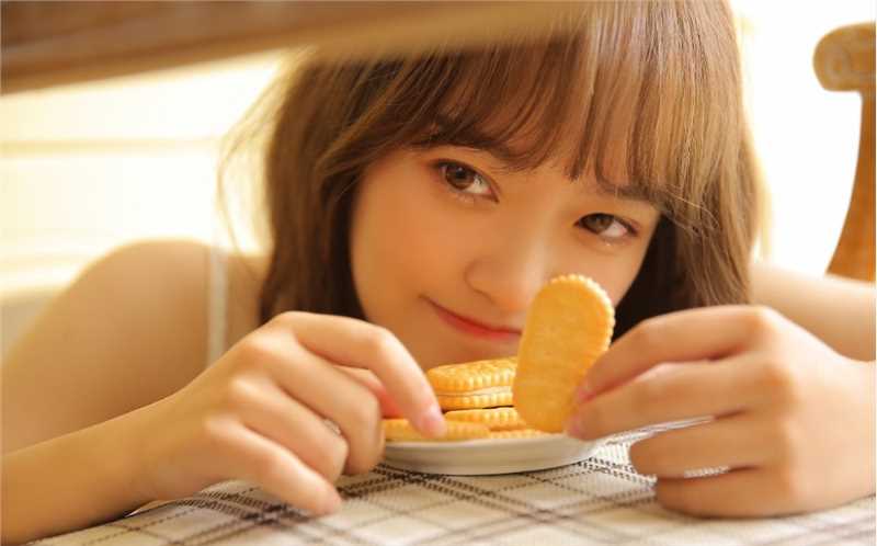 甜美女孩娇羞可人明眸皓齿的长相诱人美女裸图