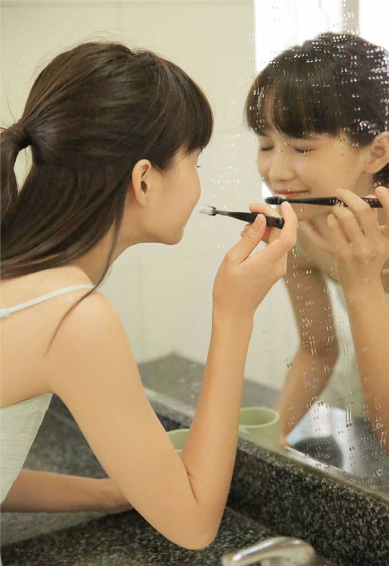 甜美女孩明眸善睐极致勾魂惹火的白漂亮女生生照片