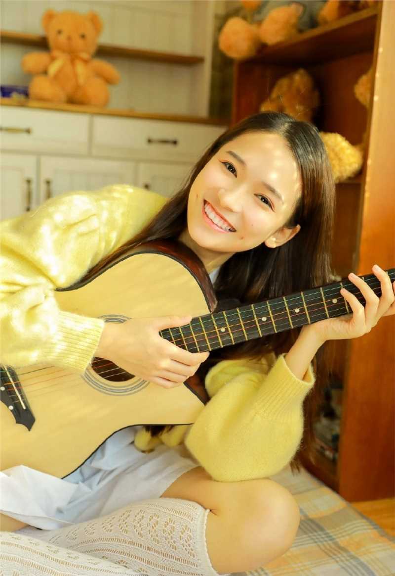 精选长相甜美可人的阳光小美女肌肤白皙诱人女生照片图册