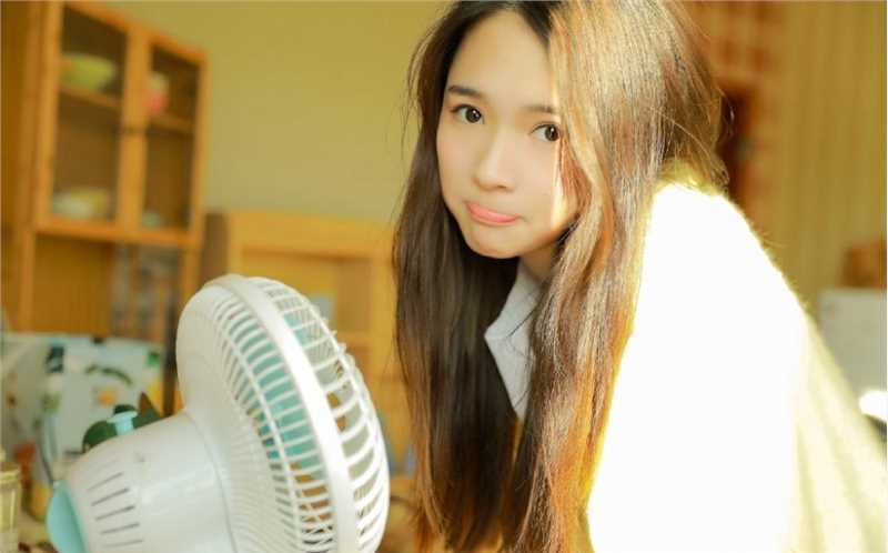 精选长相甜美可人的阳光小美女肌肤白皙诱人女生照片图册