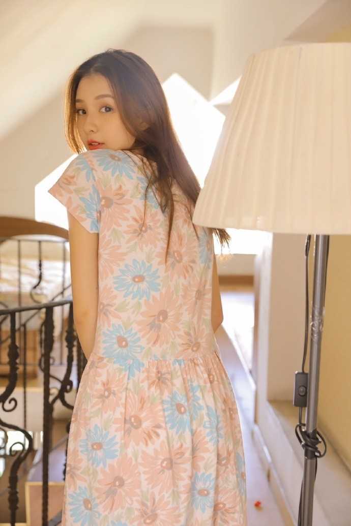 宅男女神居家碎花连衣裙欲焰焚身性感红唇图片