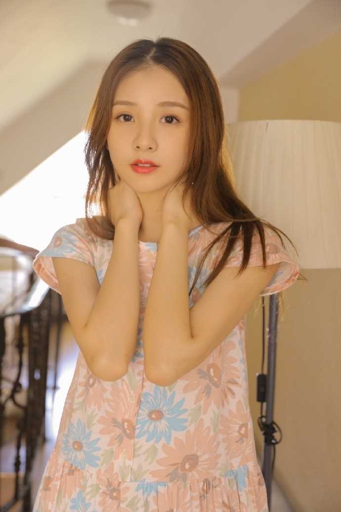 宅男女神居家碎花连衣裙欲焰焚身性感红唇图片