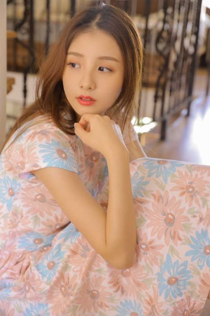 宅男女神居家碎花连衣裙欲焰焚身性感红唇图片