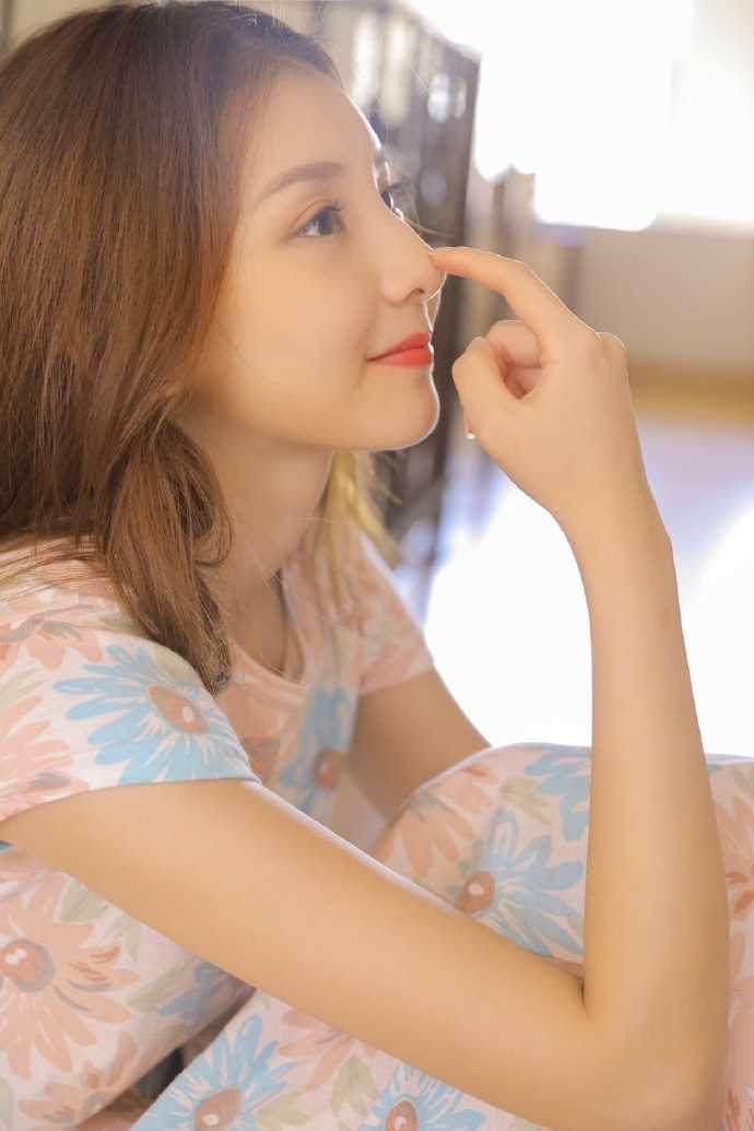 宅男女神居家碎花连衣裙欲焰焚身性感红唇图片