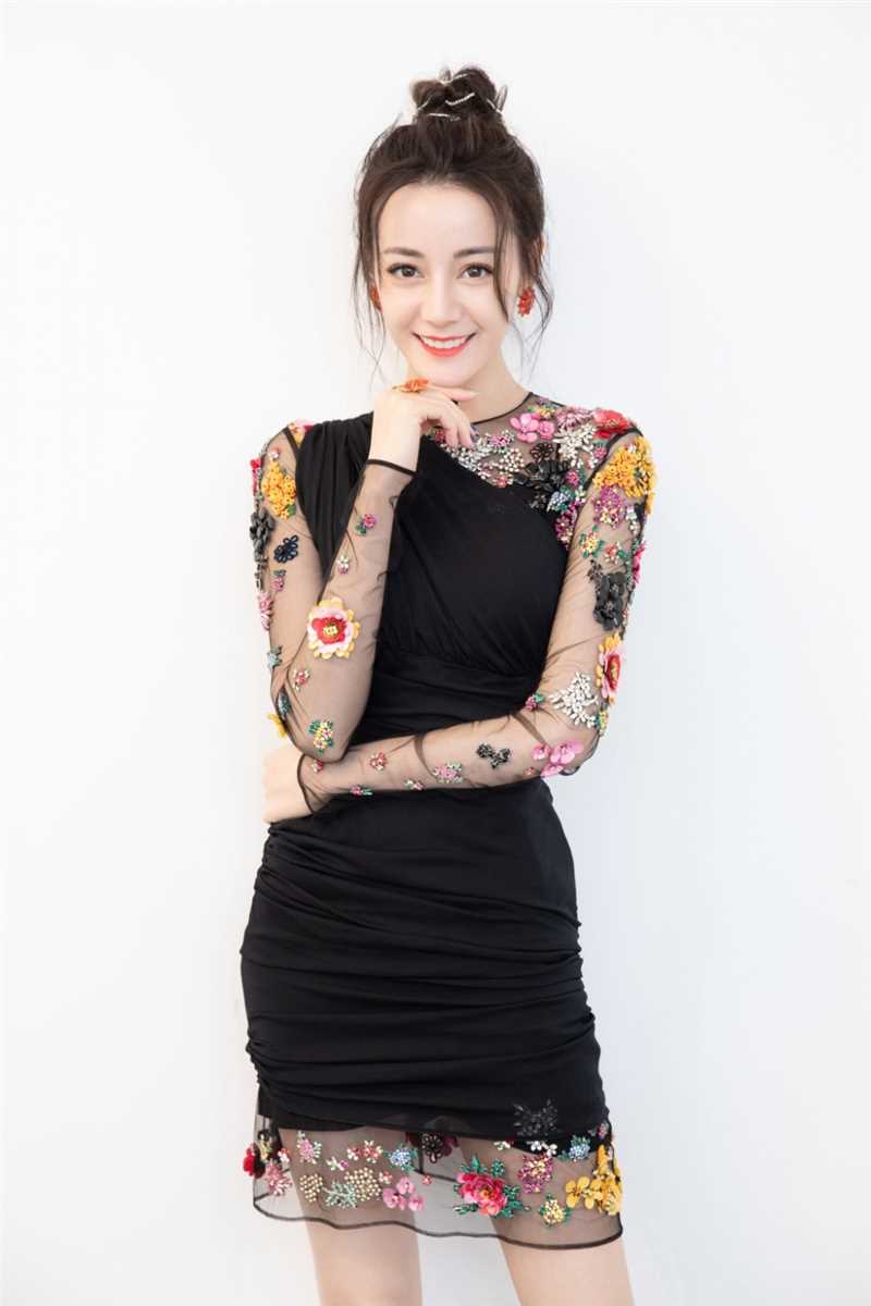 宅男女神迪丽热巴美艳甜美造型活动照图片