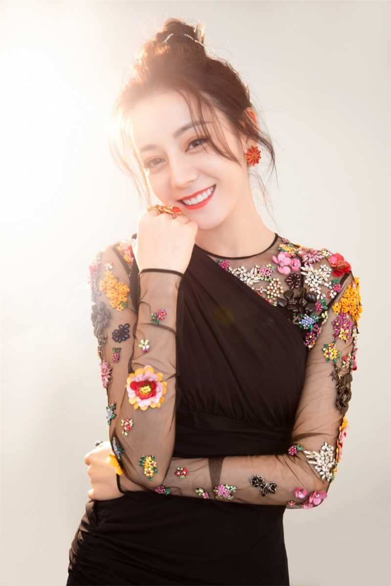 宅男女神迪丽热巴美艳甜美造型活动照图片