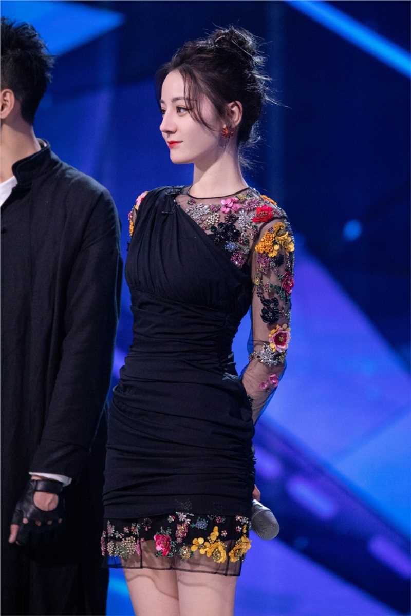 宅男女神迪丽热巴美艳甜美造型活动照图片