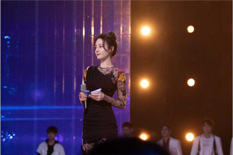 宅男女神迪丽热巴美艳甜美造型活动照图片