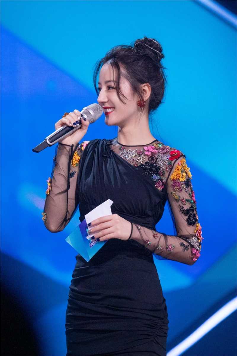 宅男女神迪丽热巴美艳甜美造型活动照图片