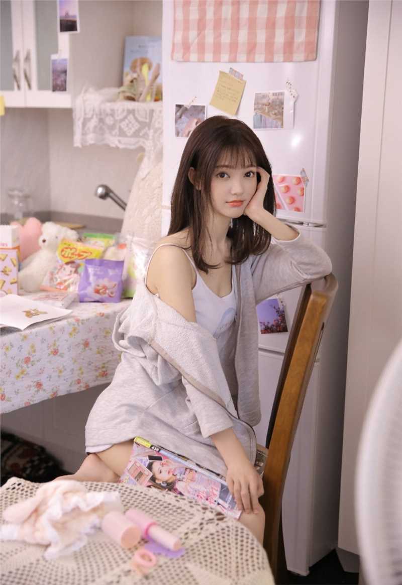 精选宅男女神卫衣吊带大长腿养眼清纯图片图册