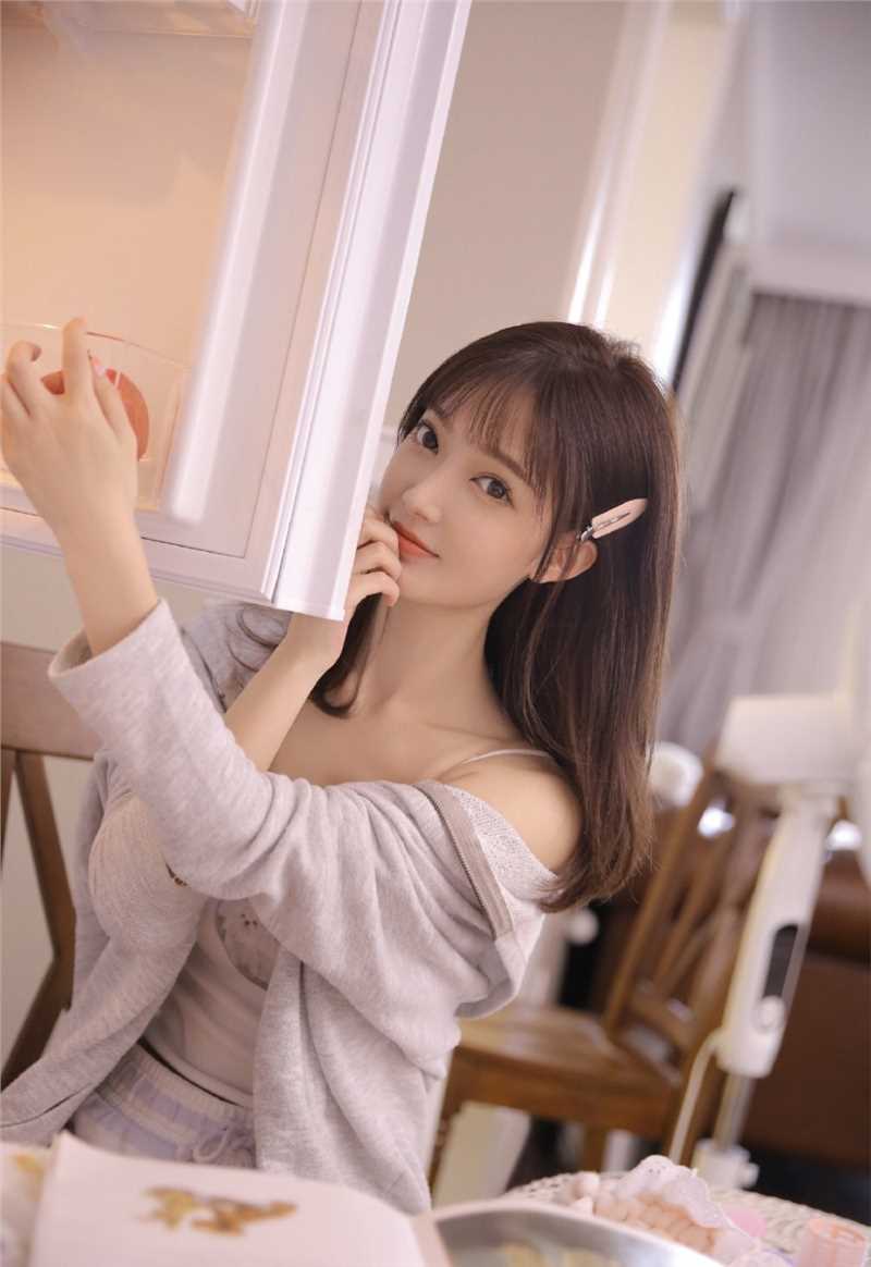 精选宅男女神卫衣吊带大长腿养眼清纯图片图册