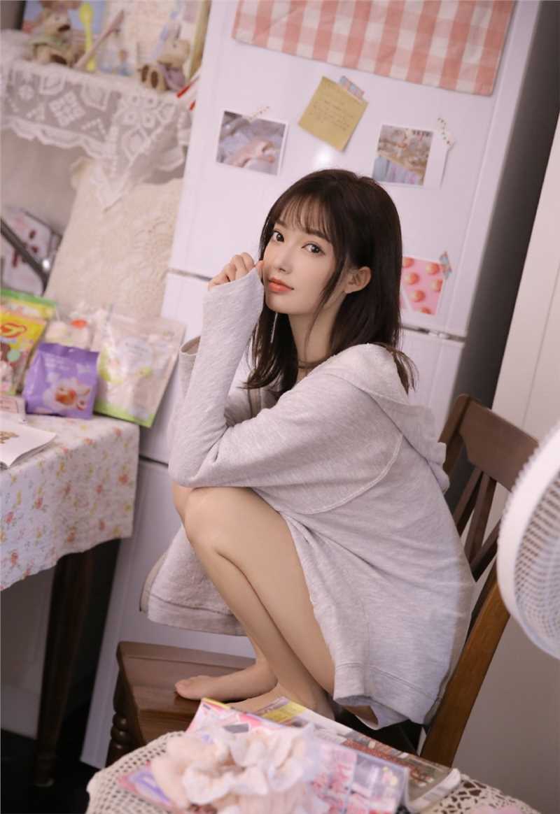 精选宅男女神卫衣吊带大长腿养眼清纯图片图册