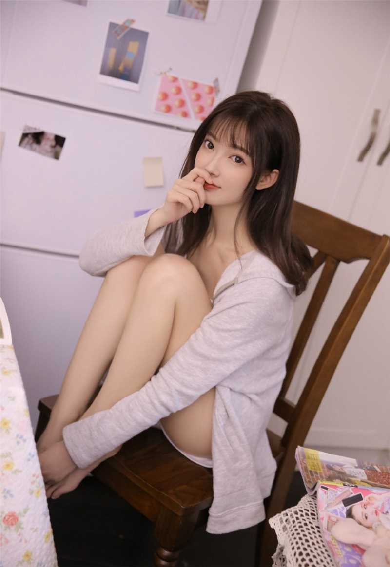 精选宅男女神卫衣吊带大长腿养眼清纯图片图册