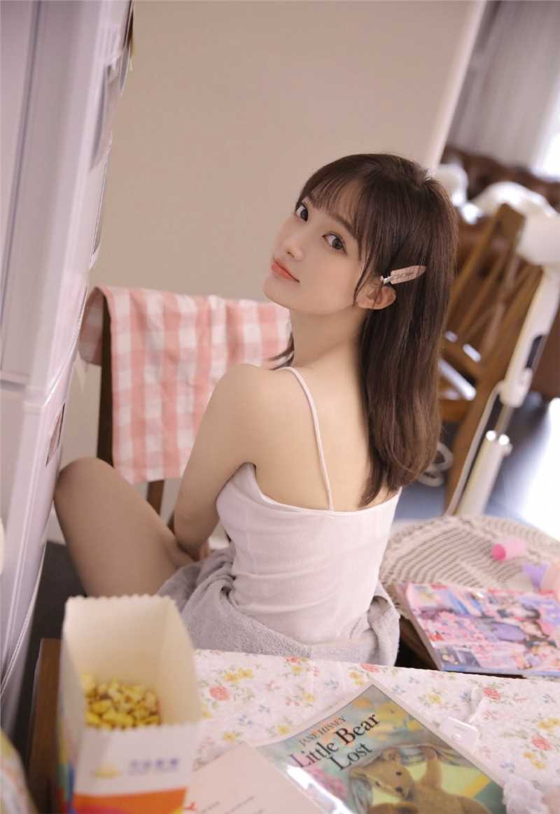 精选宅男女神卫衣吊带大长腿养眼清纯图片图册