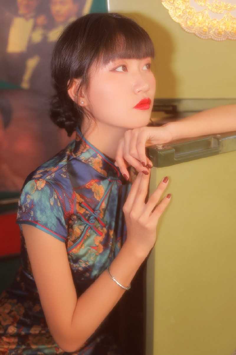 最新亚洲旗袍美女复古风韵性感开叉长裙迷人图片壁纸