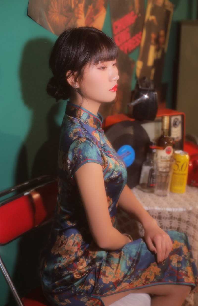 最新亚洲旗袍美女复古风韵性感开叉长裙迷人图片壁纸