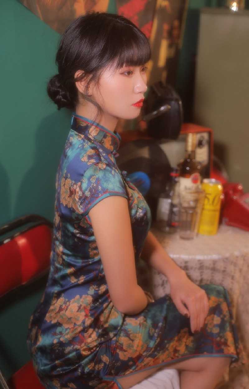 最新亚洲旗袍美女复古风韵性感开叉长裙迷人图片壁纸
